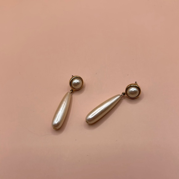 Liz Claiborne Jewelry - vintage Liz Claiborne faux pearl drop earrings